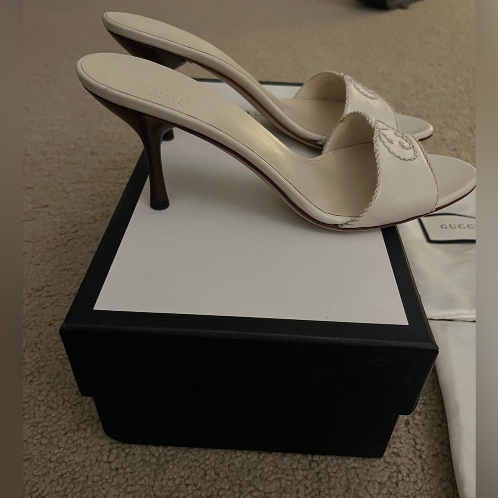Brand new Vintage Gucci Women's Cream Mules with Logo Detail - Picture 6 of 7